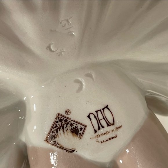 (2)-Lladró Nao Retired Ballerinas. “Pensive Ballet” & “Attentive Ballet” - Picture 10 of 15